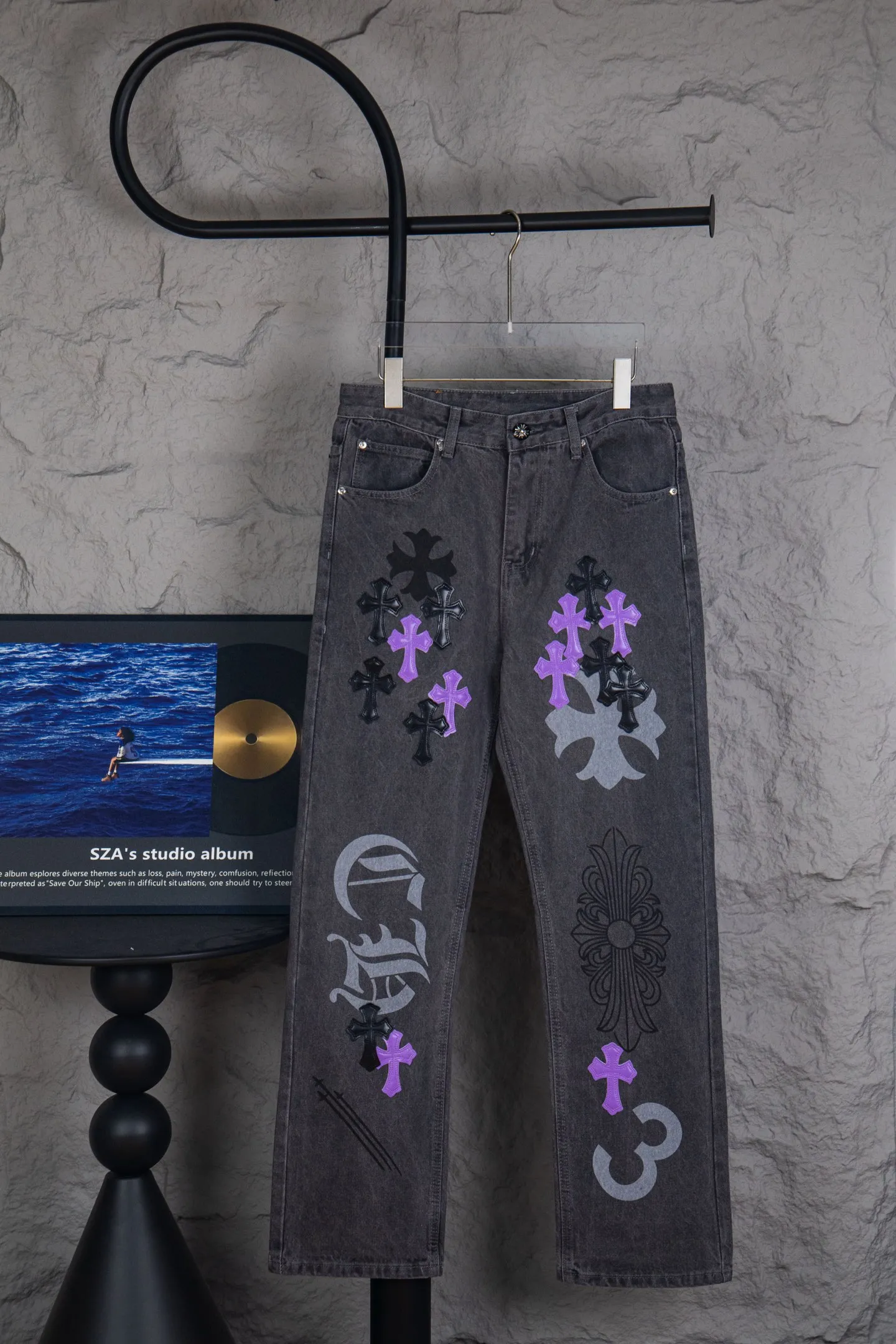 P260 Chrome Hearts Chrome Hearts 24SS official website limited edition purple cow spray-painted graffiti leather jeans!  🛍️As an Online limited edition, it attracted a lot of attention as soon as it debuted. The black and purple cross-stitched leather design brings a cool and mysterious atmosphere, and every stitching shows a unique taste. The limited edition graffiti spray painting is casual and bold, just like wearing street art on your body, and you will never miss it when walking on the road.  Straight and loose fit, suitable for various body shapes, casual and cool online. Genderless design, both boys and girls can easily control it, easily create a super trendy feeling, and directly maximize the fashion expression!  Black and gray color 🔘, low-key but hidden edge, perfect for versatility, whether paired with a simple white T-shirt or a personalized printed top, it can make you the focus of the street.  Size covers M-XXL (corresponding to sizes 30-36)